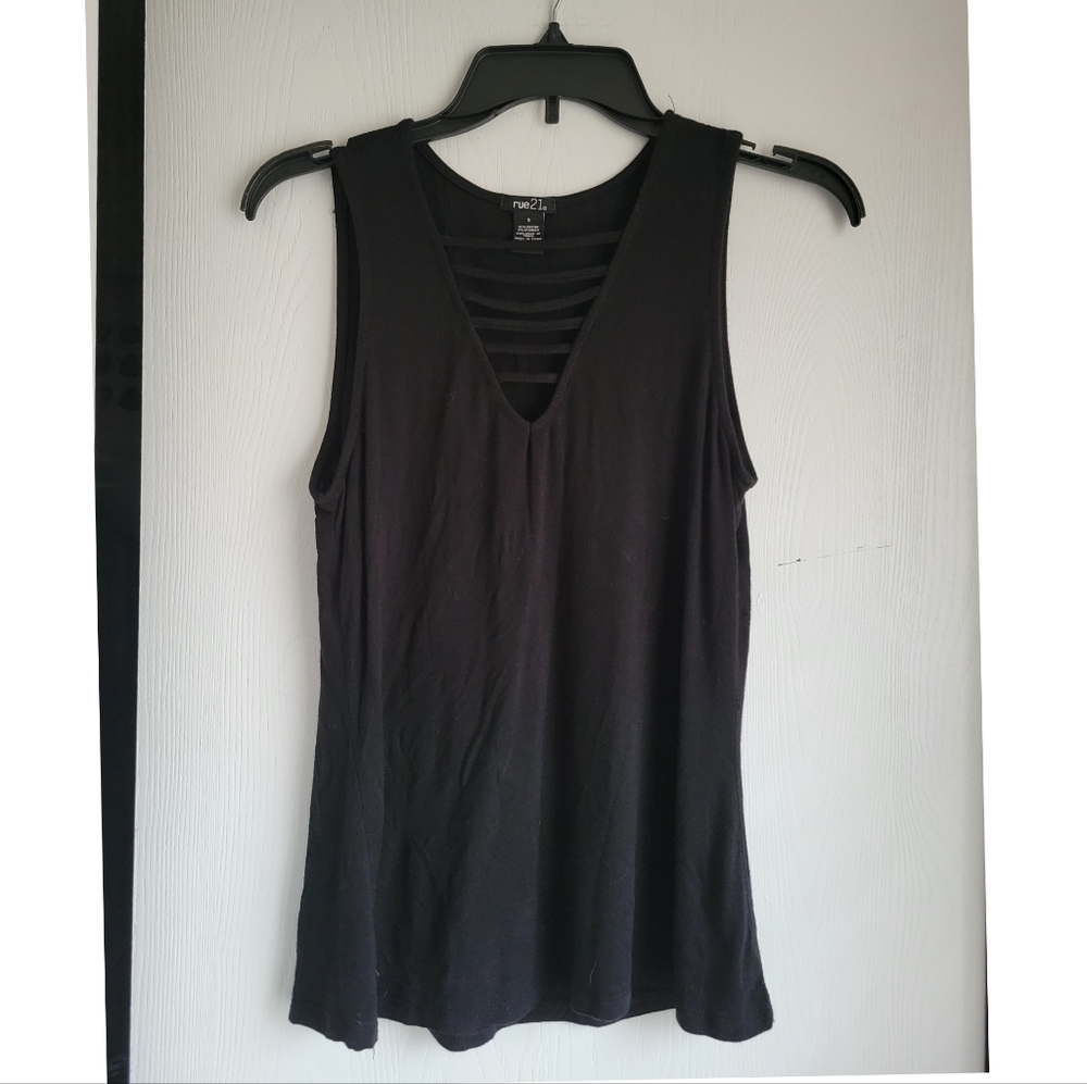 🟣 Black v-neck tank top